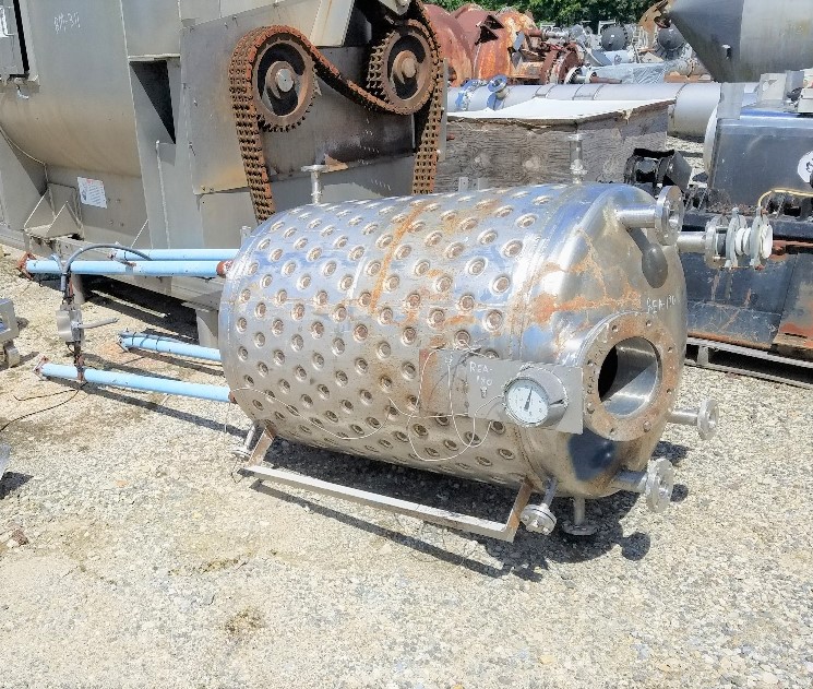 200 Gallon 304 Stainless Steel Jacketed vacuum vessel. Rated 30PSI/Full Vacuum @ 100 Deg.F internal and 90 PSI @ 100 Deg.F Jacket.  3' dia. x 4' T/T. Built by Alloy Fab, NB# 65. Dimple Jacket. Mounted on legs. Has flange to mount mixer, No mixer included. 